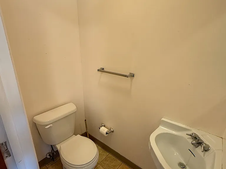 601 E Washington St #8 — Photo 8