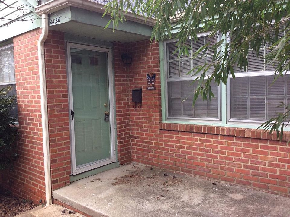 Private front entrance w/ patio