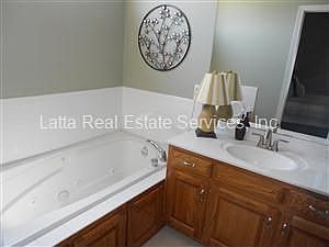 Master Bath w/Jetted Tub