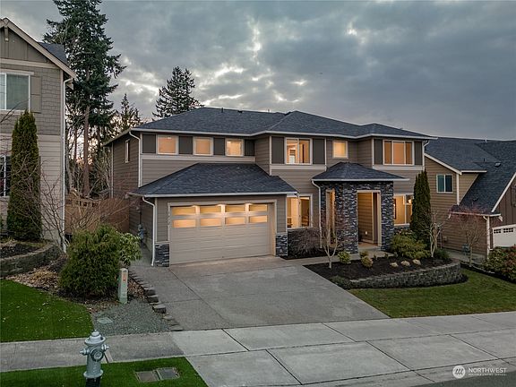  Enjoy the amazing curb appeal along with an expanded driveway and 3-car tandem garage that give ample parking space. >