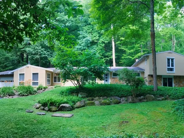 17079 Cats Den Rd, Chagrin Falls, OH 44023