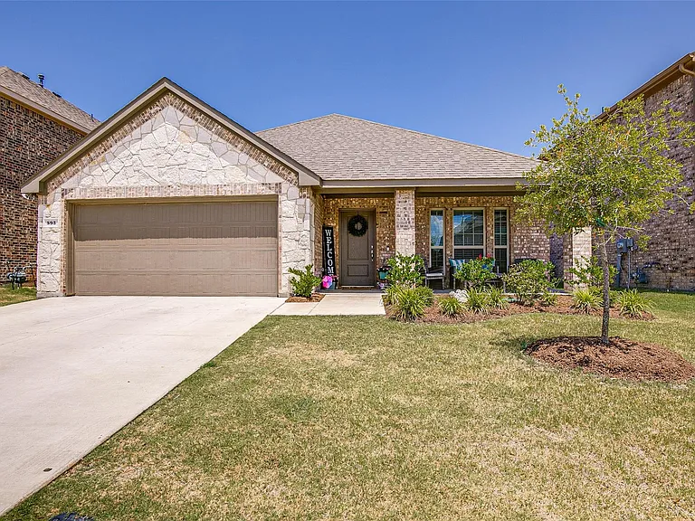 593 Jamestown Ln — Photo 2