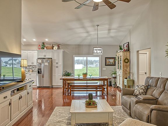 3rd image of 4010 Cumby Rd