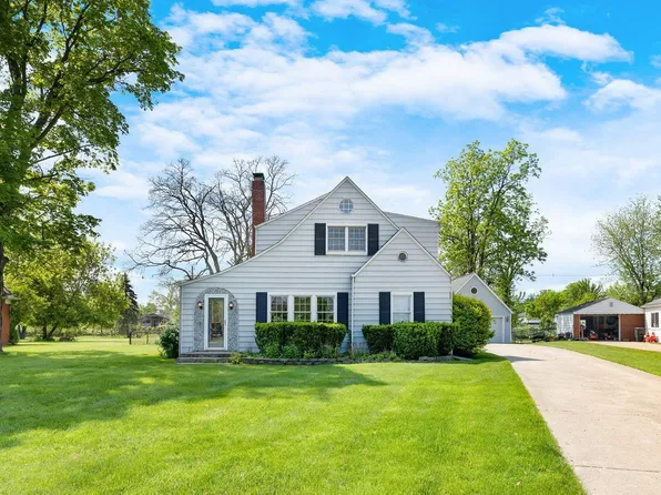 7733 Grays Dr, Grosse Ile, MI 48138