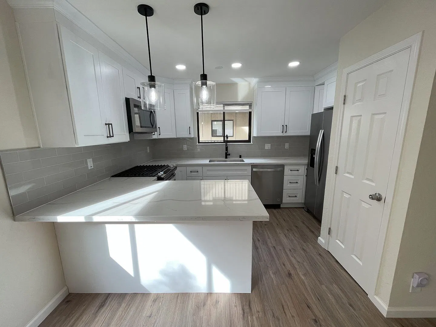 Newly Renovated Two Bedroom w/ Private Back Deck & Shared Rooftop Deck! — Photo 2