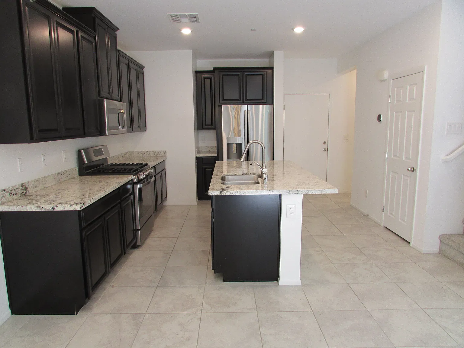3 bed, 2.5 bath, 1975 sqft, $1,750 — Photo 4