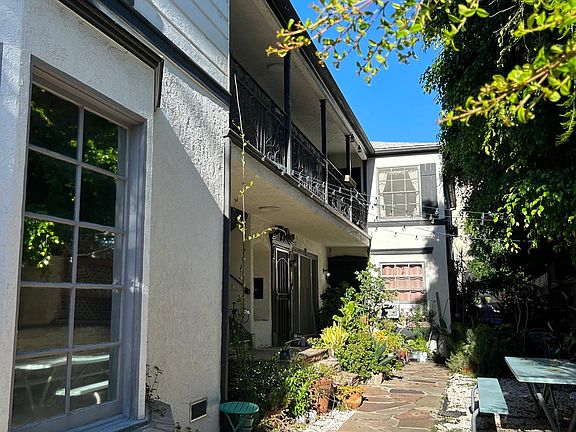 4th image of 1154 1/4 N Orange Grove Ave