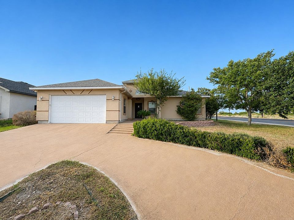 1st image of 10 Yvonne Dr