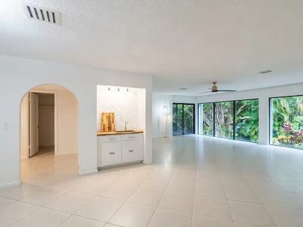 1639 Embassy Drive #202, West Palm Beach, FL 33401