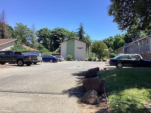 5th image of 929 W 4th Ave APT 4