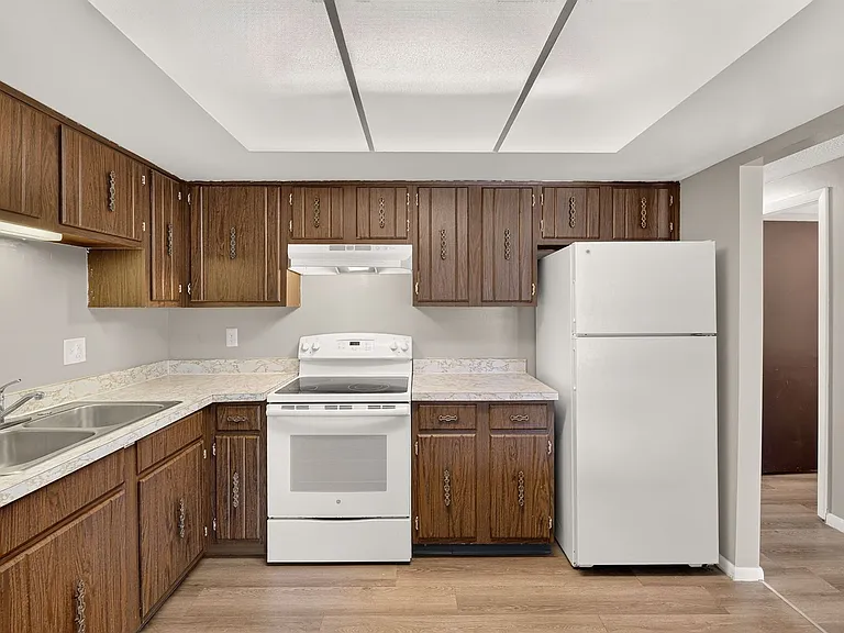 East Towne Apartments — Photo 19