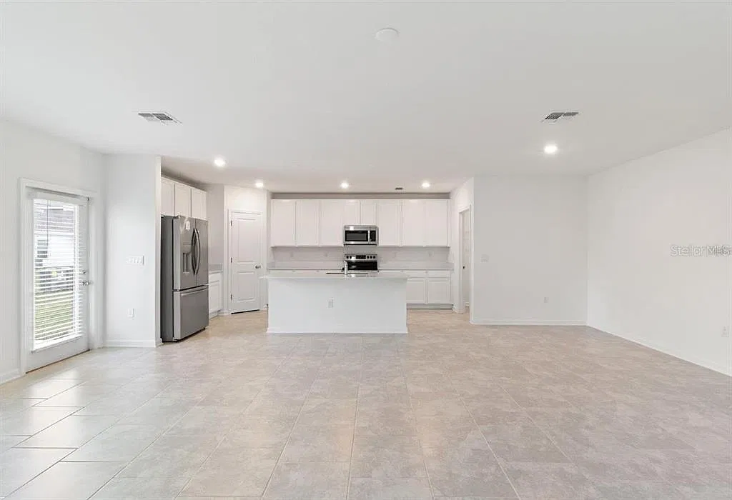 5 bed, 2.5 bath, 2370 sqft, $2,650 — Photo 4