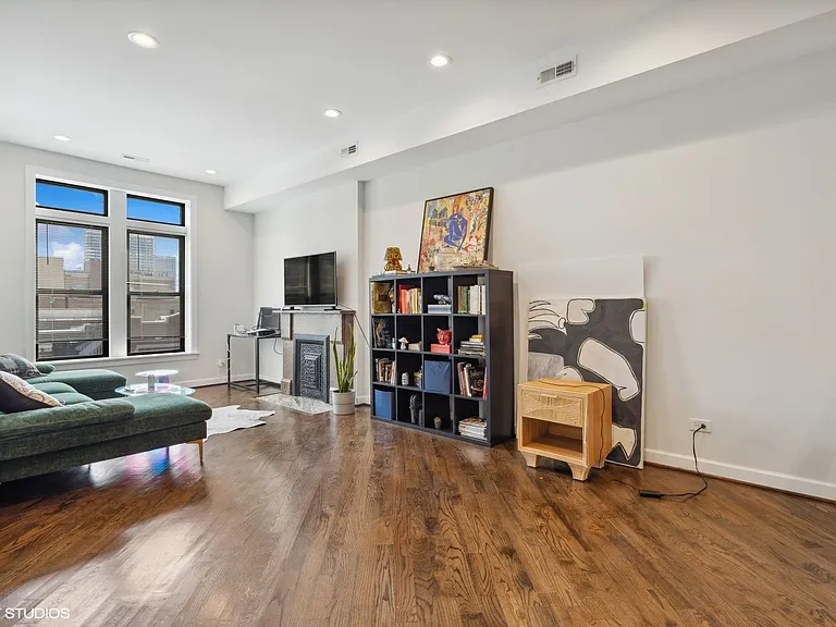 1156 W Grand Ave #301 — Photo 2