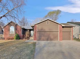 8925 W Meadow Knoll Ct, Wichita, KS 67205