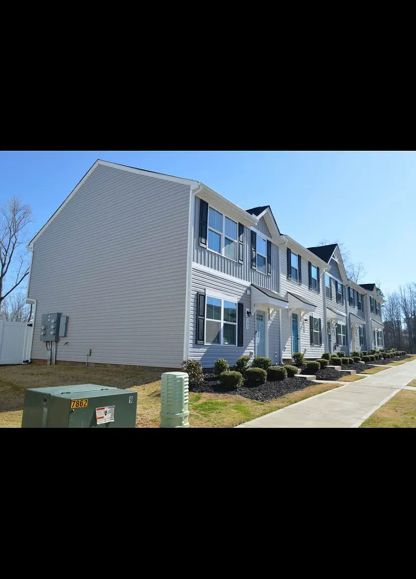 3 bed, 1280 sqft, $1,800 — Photo 1