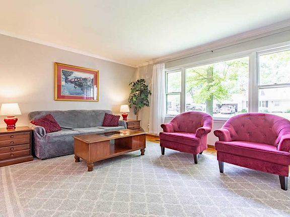 5th image of 2717 W Huntington Dr