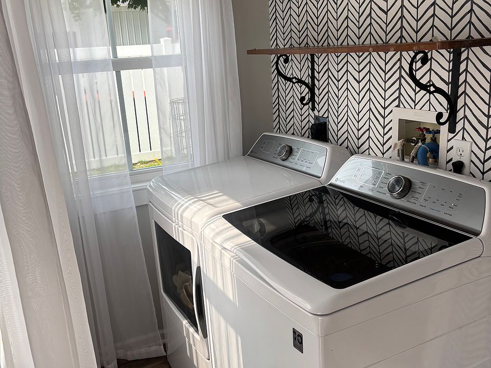 Laundry room (first floor)