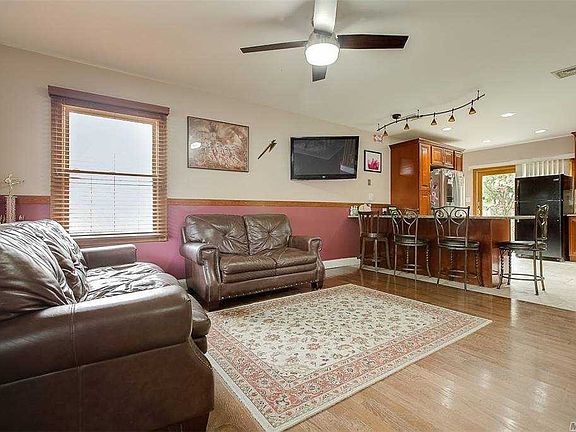 4th image of 860 Bryant Ave