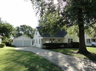 1936 SW Seabrook Ave, Topeka, KS 66604