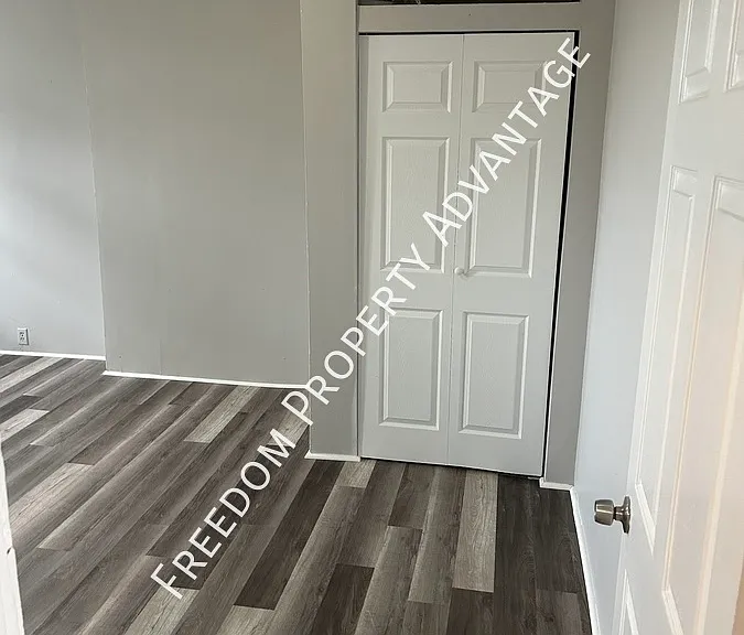 905 Cherokee St — Photo 16