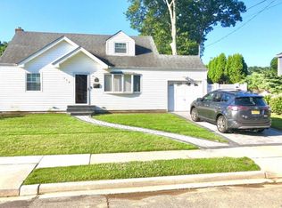 114 Arthur St, Massapequa Park, NY 11762
