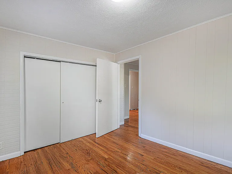 1933 Beverly Pl — Photo 10