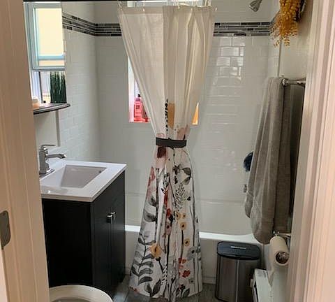 3rd image of 3812 N Greenview Ave #3vm5bq3nt
