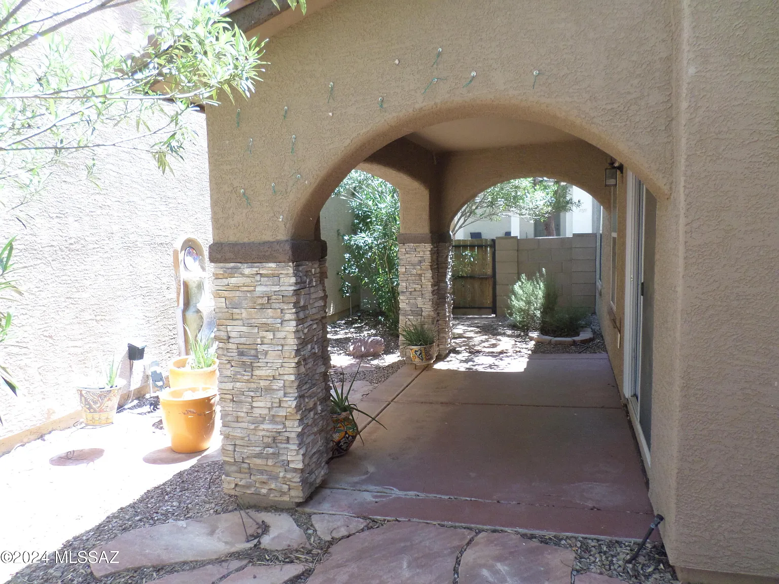 3 bed, 2.5 bath, 2042 sqft, $1,995 — Photo 2