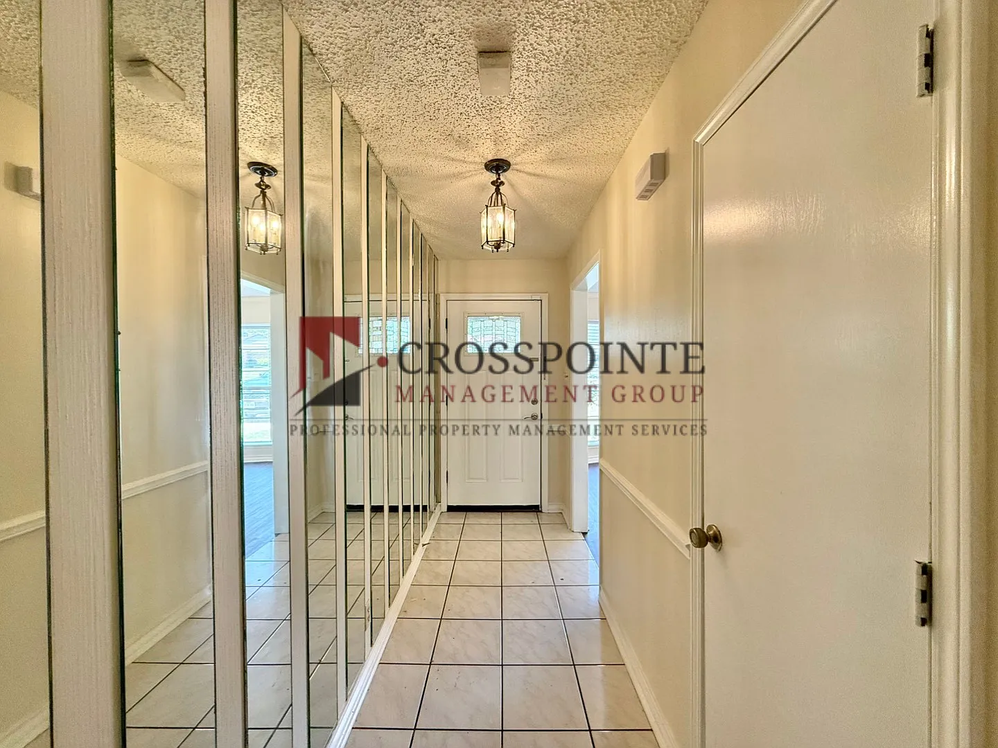 Spacious 4 Bedroom, 2 Bathroom Home! — Photo 2