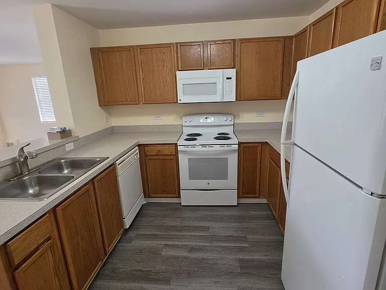 101 Silverstone Dr #101 — Photo 8