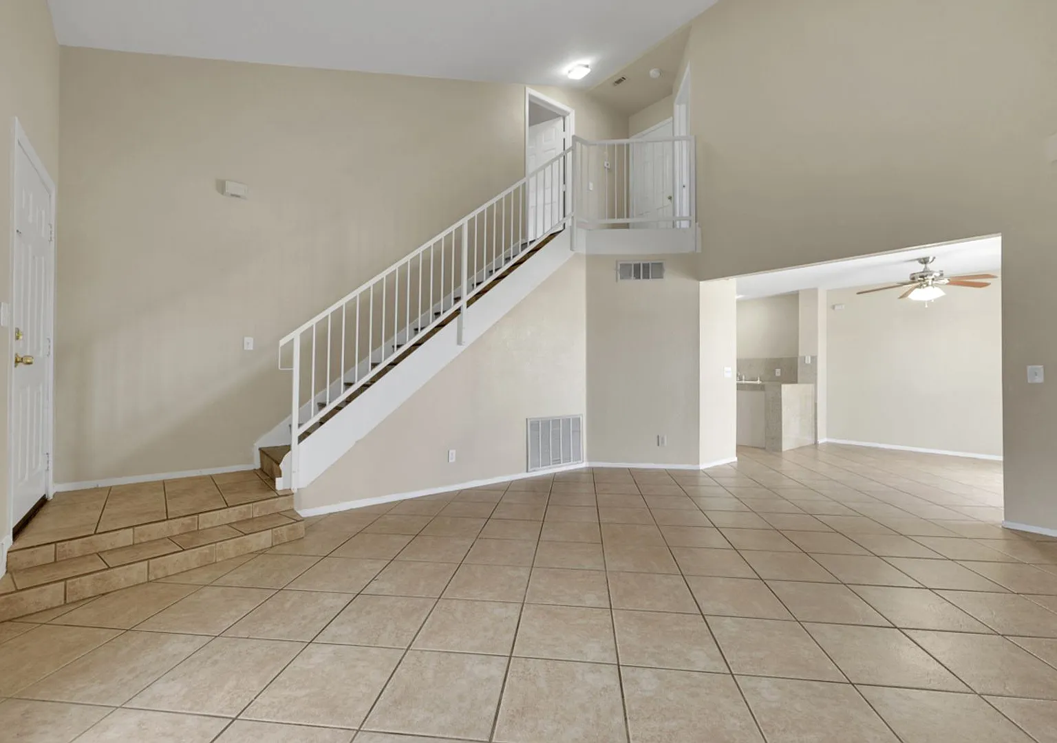Bright and spacious two-story home — Photo 4