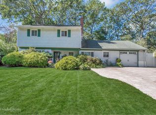 7 Fenwood Rd, Huntington Station, NY 11746