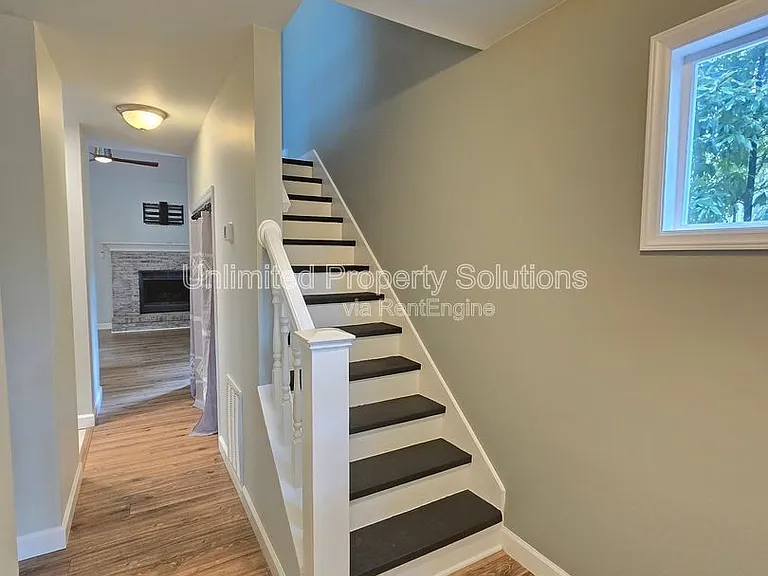 106 Hillsdale Dr — Photo 2