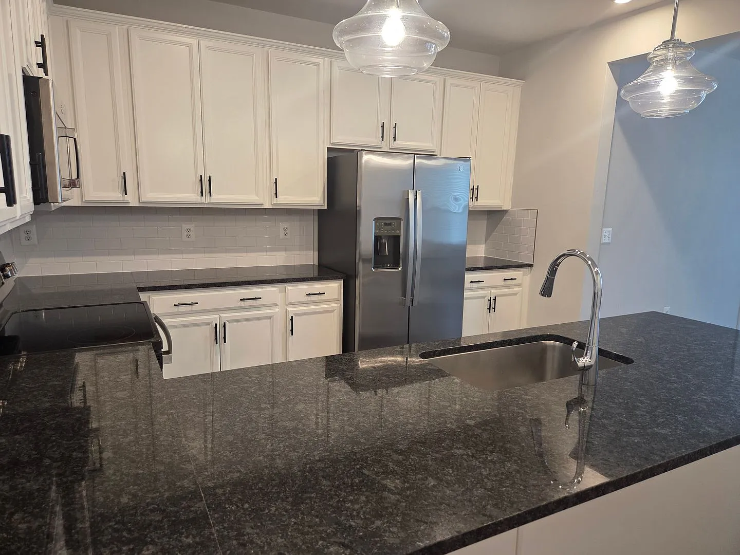 Modern 2 Bed 2.5 Bath Townhouse- VCU Area — Photo 3