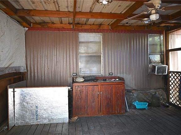 5th image of 807 Magnolia St