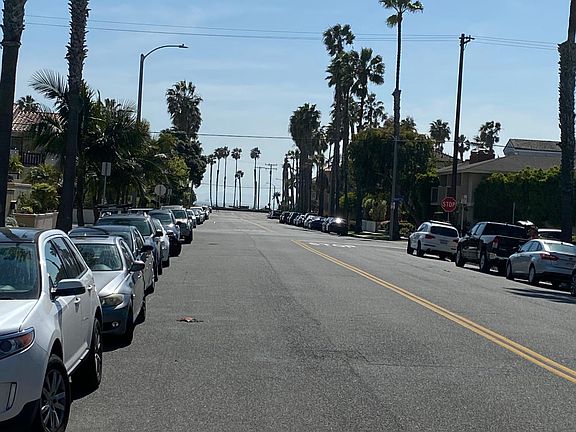 Short walk to PCH and Beach, lovely community, just a little ways from down town and quiet and friendly area.