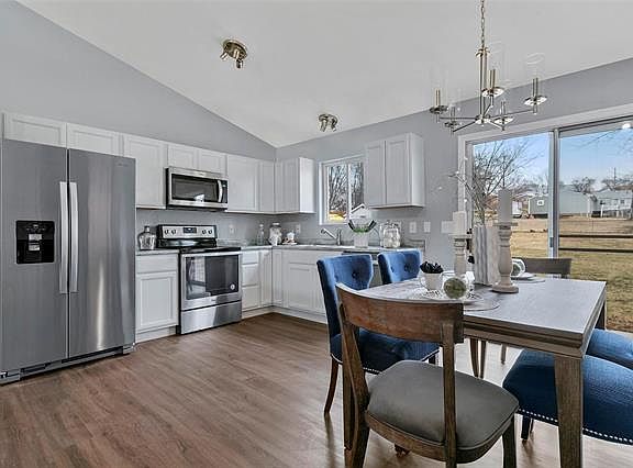 4th image of 152 Lansing Ave