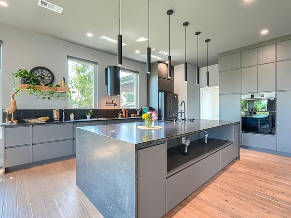 2nd image of 820 E Heath St