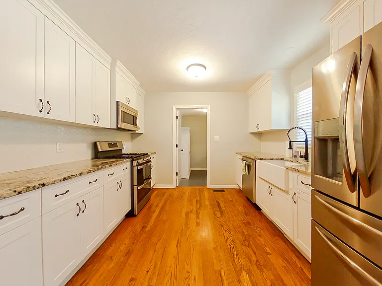 1117 Eisenhower Dr — Photo 7