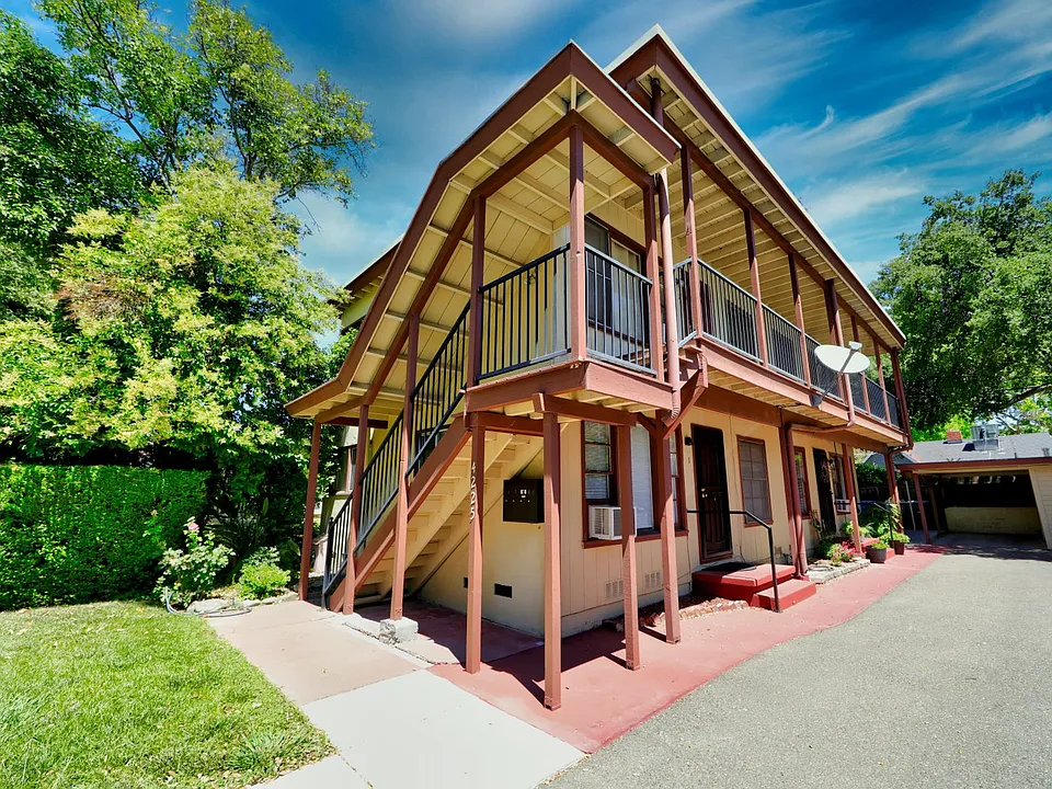 4225 V St #3