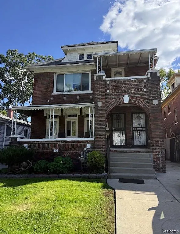 3 bed, 1.0 bath, 3100 sqft, $1,200 — Photo 1