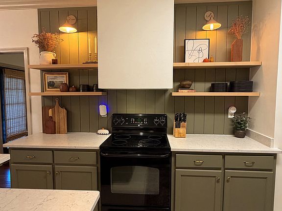 3rd image of 702 Rowan Oak Pl