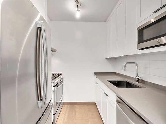 3rd image of 124 W 60th St APT 25N