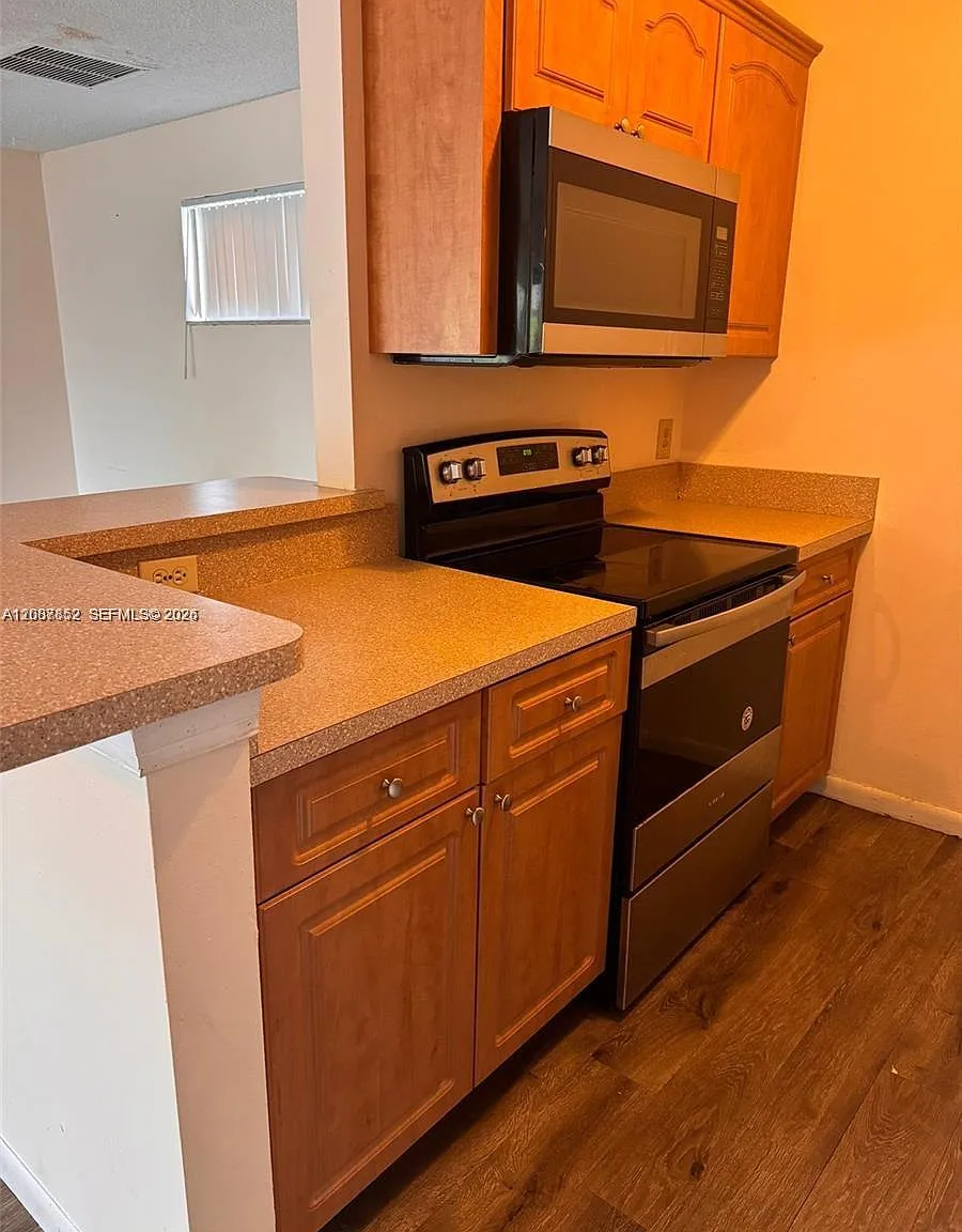 2 bed, 2.0 bath, 980 sqft, $2,100 — Photo 3