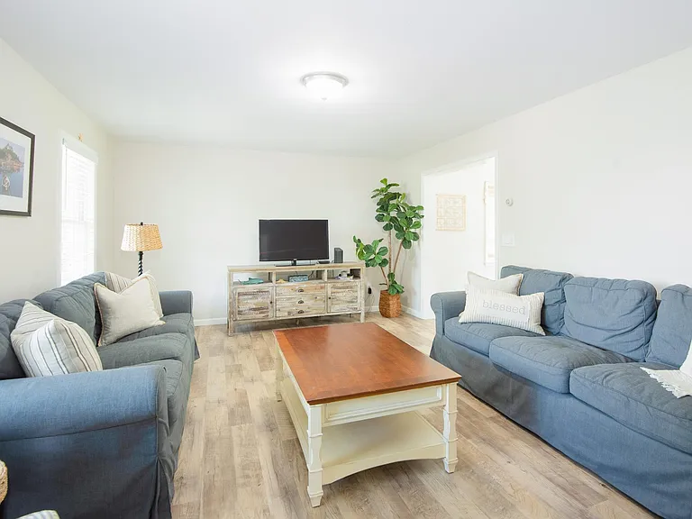 663 Aquidneck Ave — Photo 10