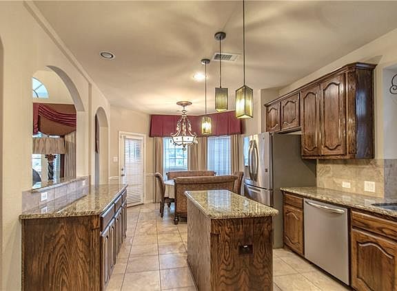 5th image of 823 S Highland Dr