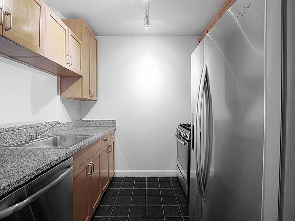 5th image of 420 W 42nd St APT 20C