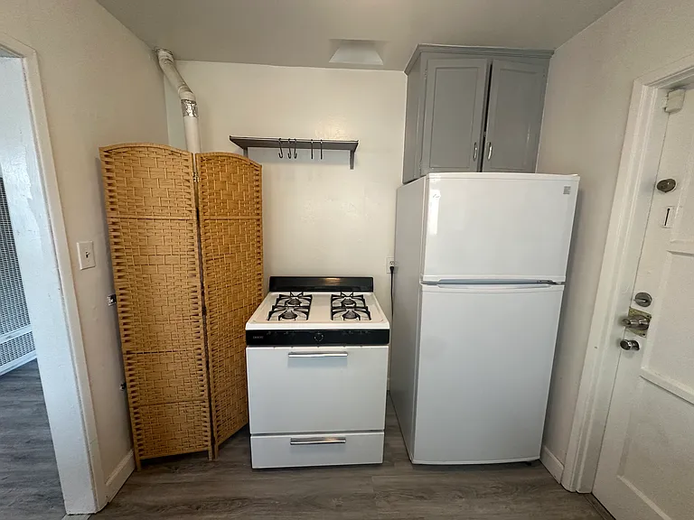 Silverlake Garden Apartments — Photo 36