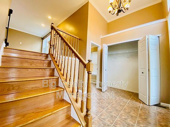 4th image of 475 Stoneglen St