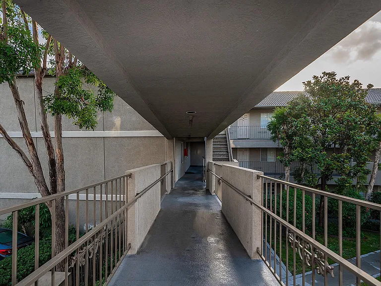 Chateau Spring Gardens Apartments — Photo 45